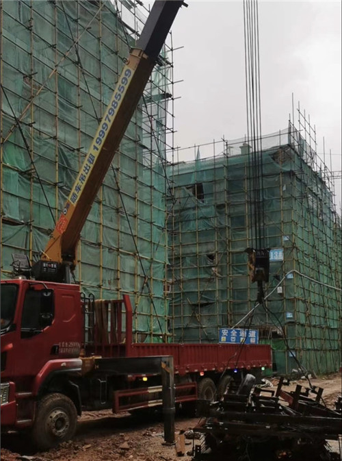 天峻县“慢工细活”—— 吊车的 “微动控制” 技术