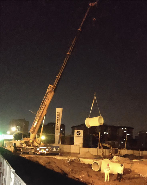 天峻县“弯臂矫正”—— 吊车的 “形变补偿” 技术